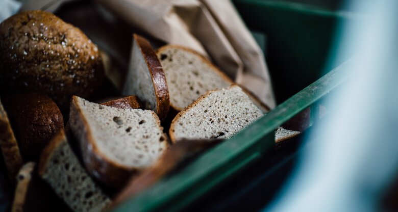 Trocknes Brot in einem grünen Korb. | © ohenze / stock.adobe.com