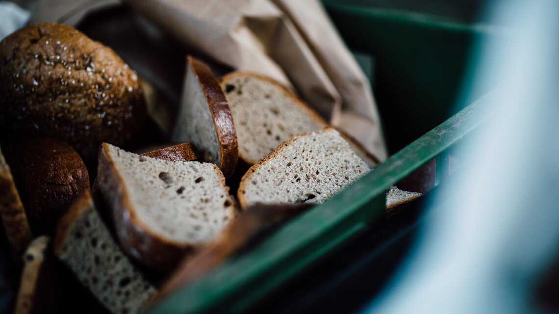 Trocknes Brot in einem grünen Korb. | © ohenze / stock.adobe.com