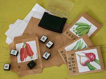 Selbstgemachte Saatguttüten und das Bastelmaterial auf einem gelben Tisch.  | © Dorothea Craven