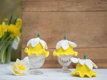 Zwei Eierwärmer in Gelb und Weiß | © Birgid Allig