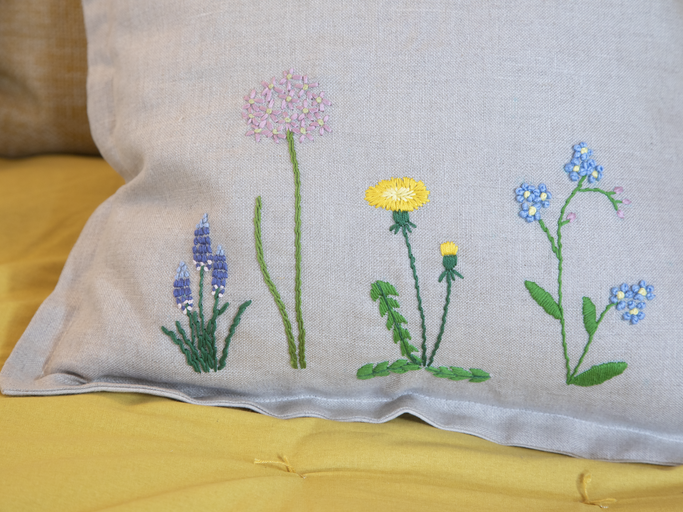Die filigranen Blumenstickerei kannst du ganz einfach selbst zaubern. | © Birgid Allig Detaillierte Aufnahme von Blumenstickerei auf Kopfkissen. | © Birgid Allig