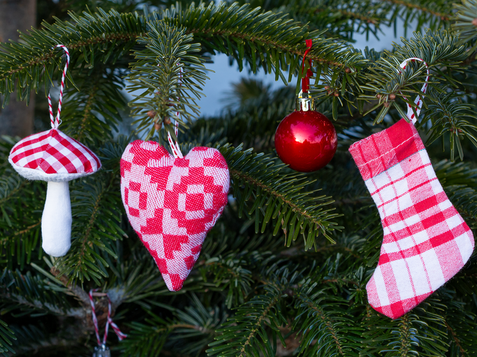 Aus alt mach Neu: Mit diesen einfachen Anleitungen schaffst du weihnachtliche Deko Anhänger in verschiedenen Formen aus Leinenstoff.
