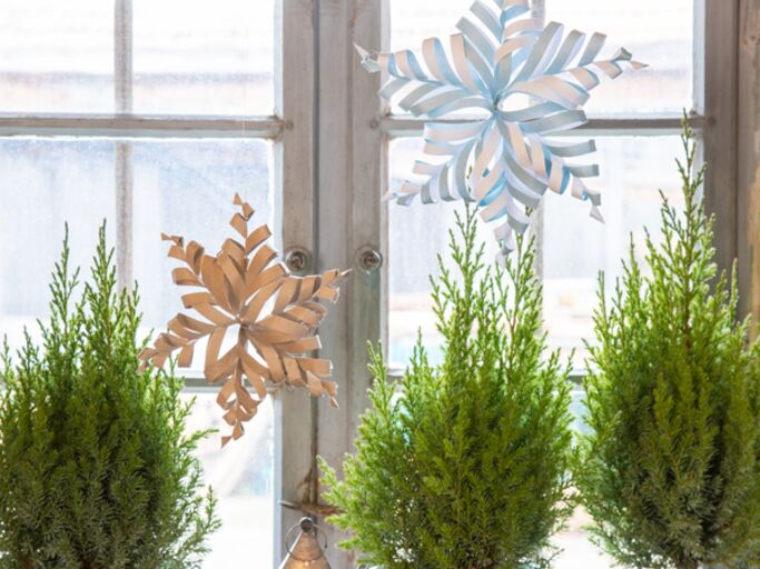 Weihnachtsdekoration kannst du mit wenigen Handgriffen selbst machen. Weihnachtlicher Papierschmuck am Fenster